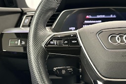 beige Audi e-tron 2022 kuva 9.