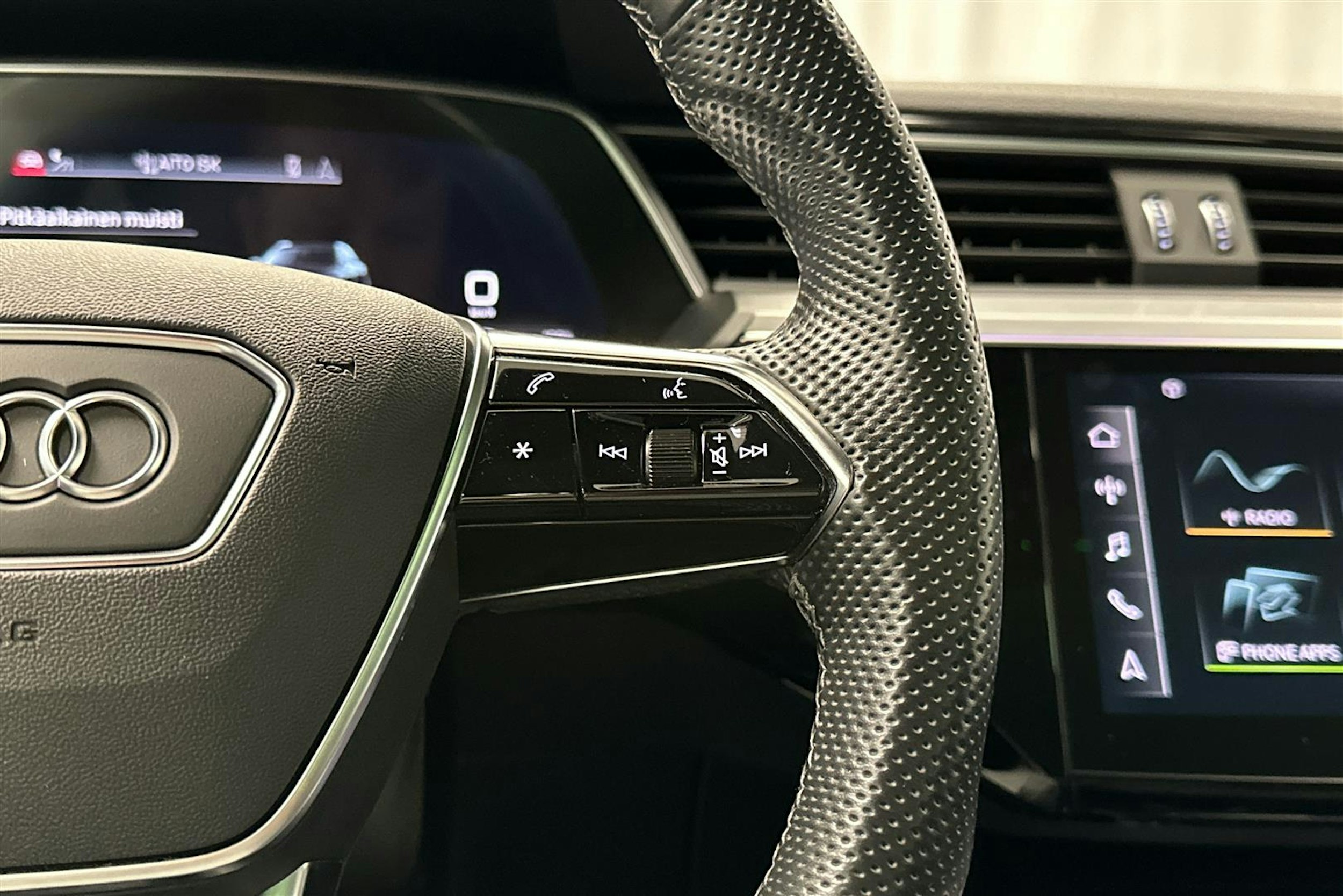 beige Audi e-tron 2022 kuva 10.