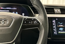 beige Audi e-tron 2022 kuva 10.