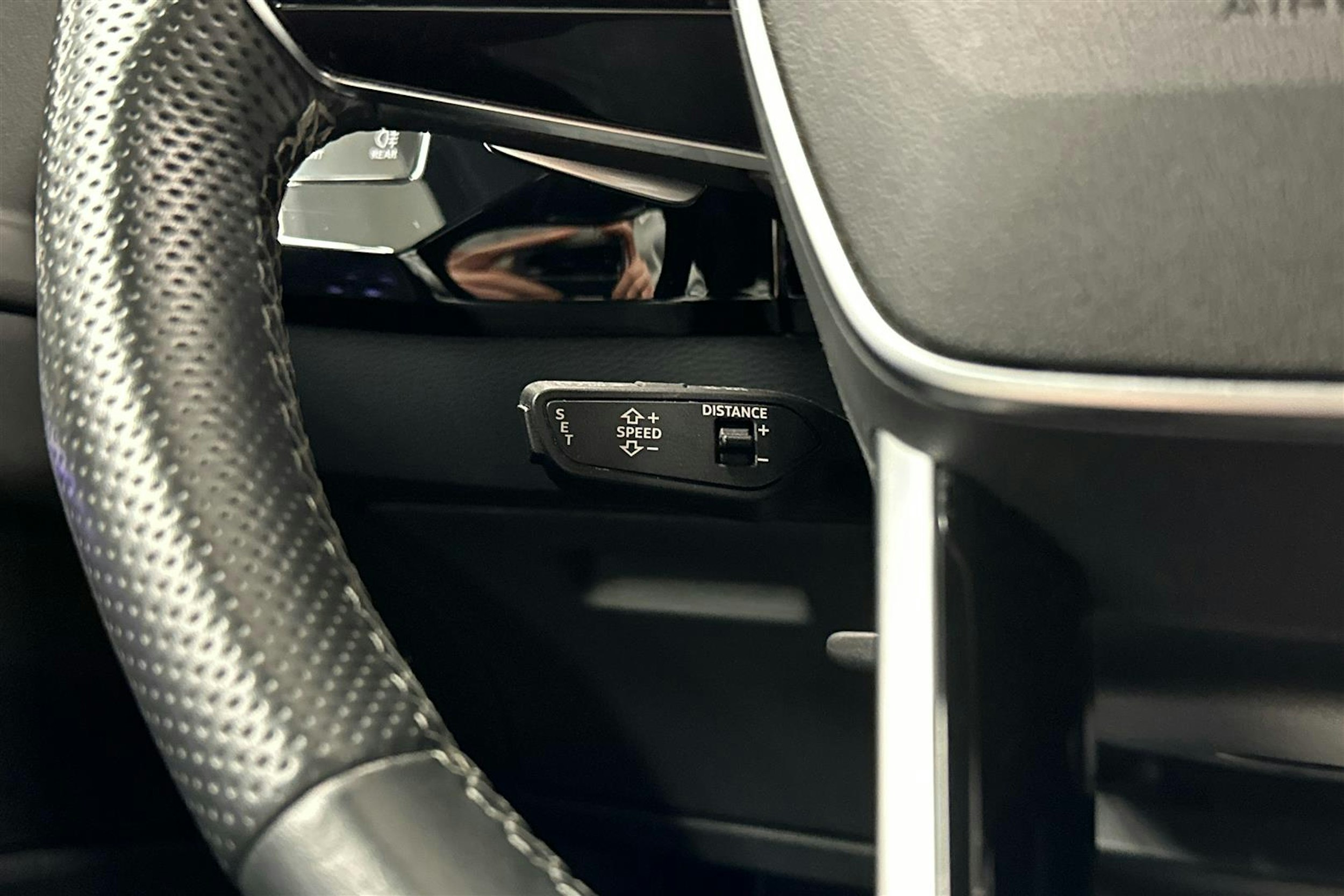 beige Audi e-tron 2022 kuva 11.
