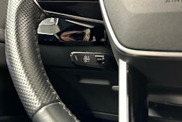 beige Audi e-tron 2022 kuva 11.