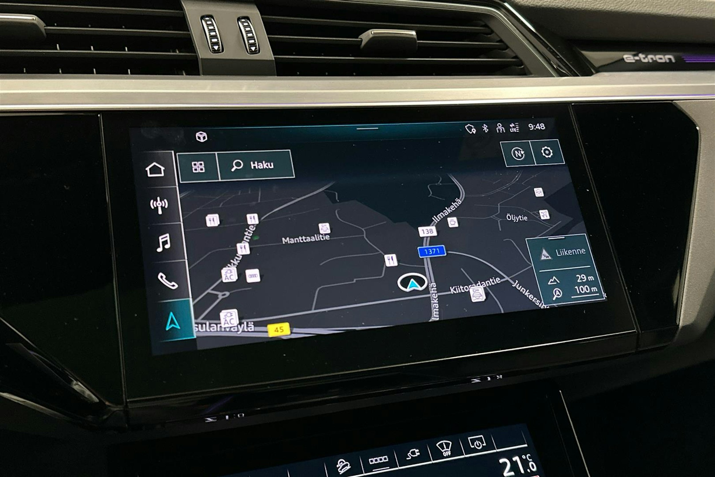 beige Audi e-tron 2022 kuva 15.