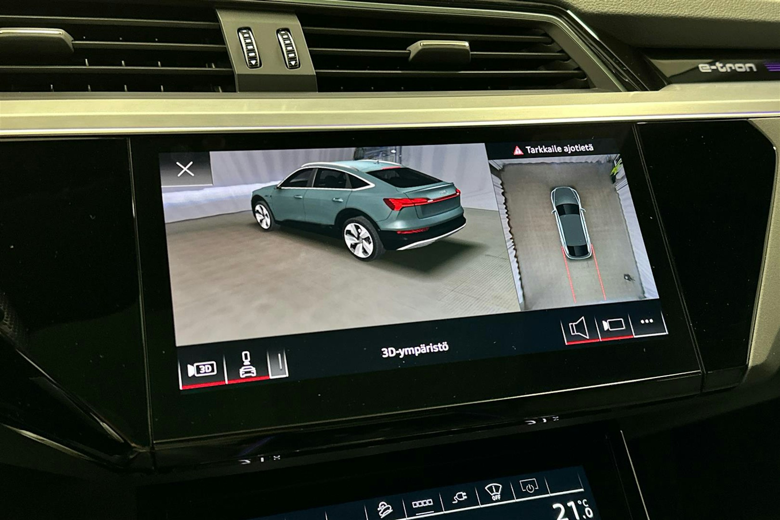 beige Audi e-tron 2022 kuva 16.