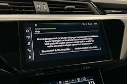 beige Audi e-tron 2022 kuva 17.