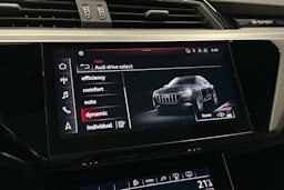 beige Audi e-tron 2022 kuva 18.