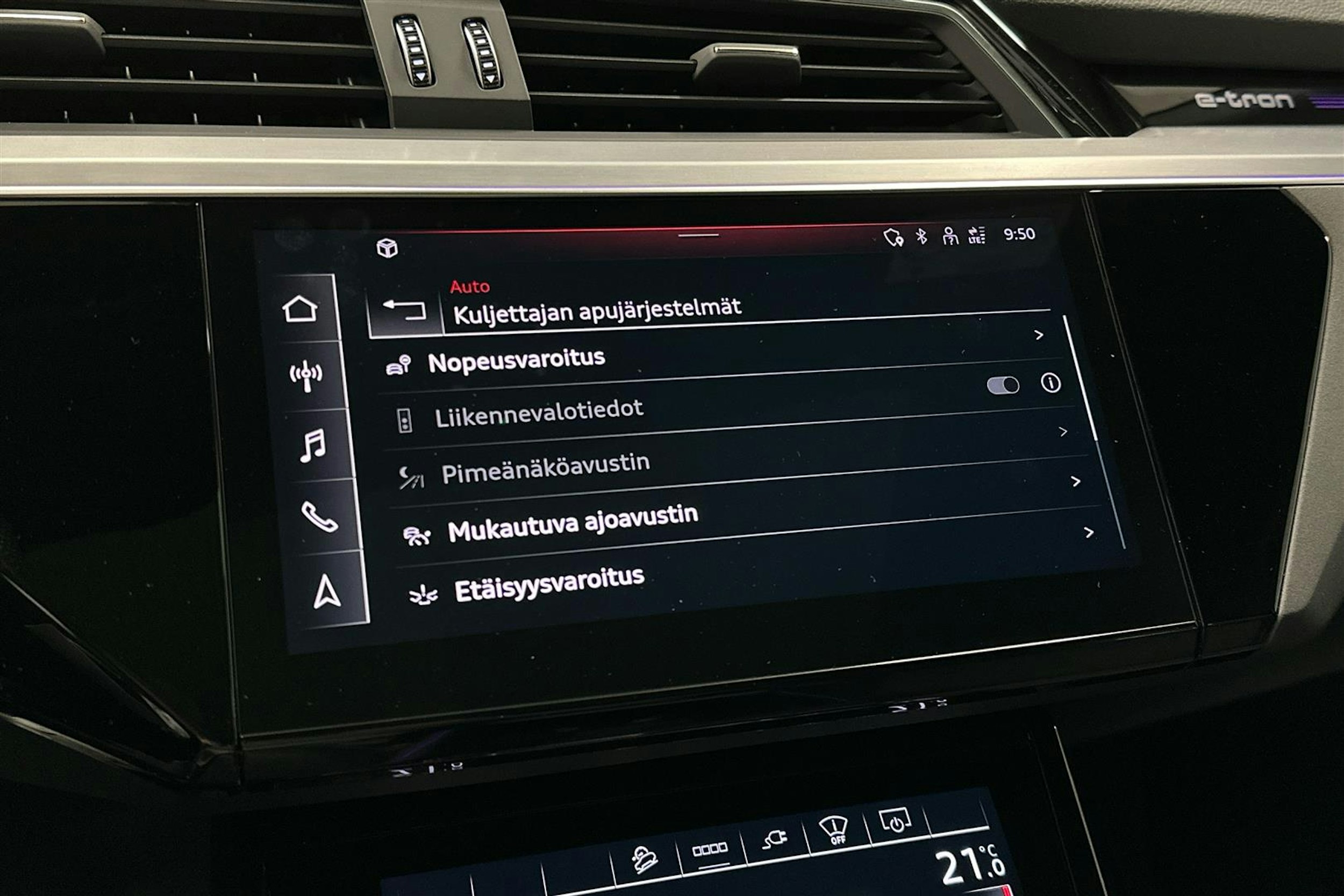 beige Audi e-tron 2022 kuva 21.