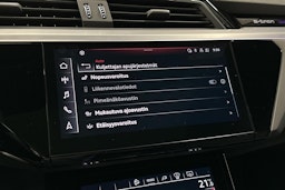 beige Audi e-tron 2022 kuva 21.