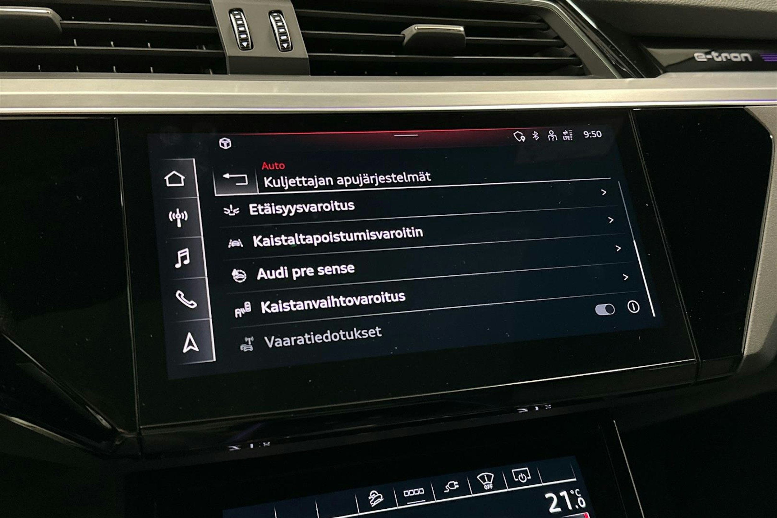beige Audi e-tron 2022 kuva 22.