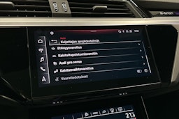 beige Audi e-tron 2022 kuva 22.