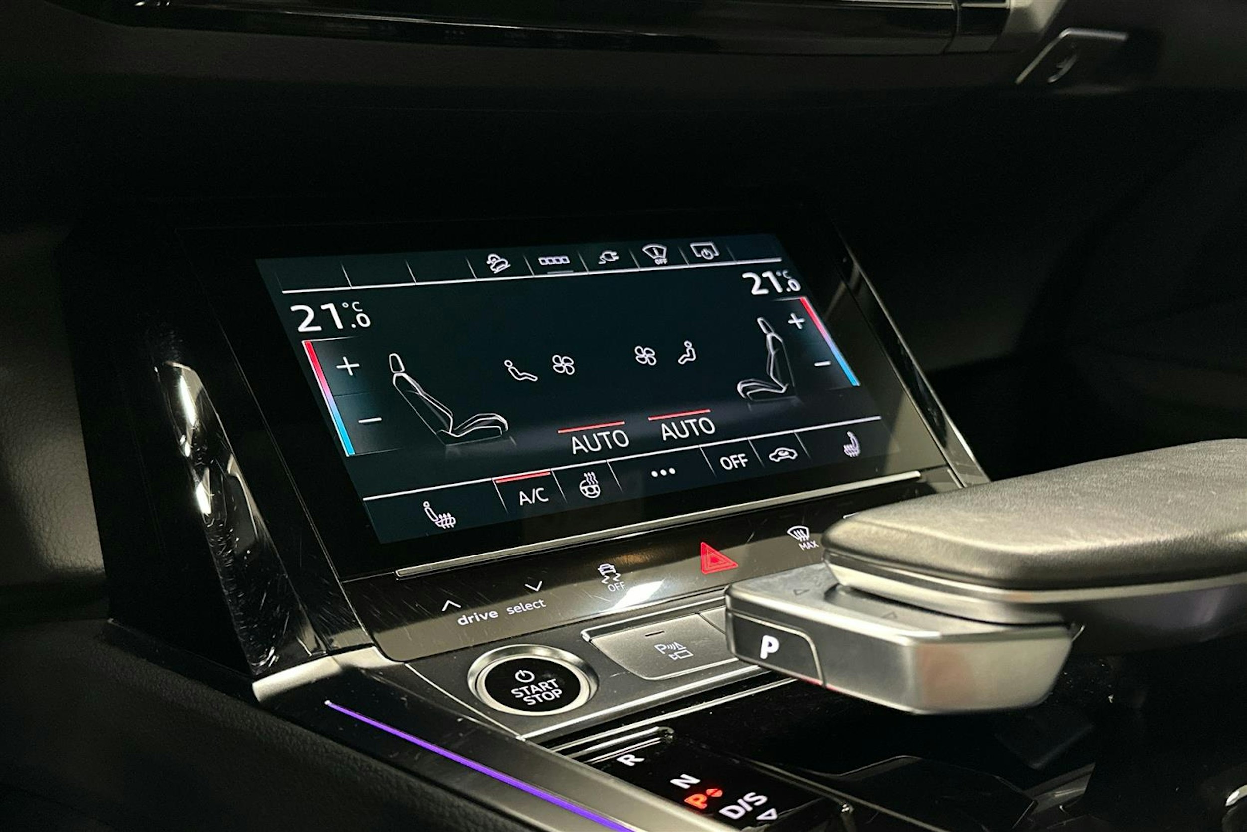 beige Audi e-tron 2022 kuva 23.