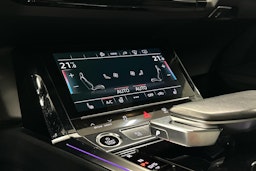 beige Audi e-tron 2022 kuva 23.