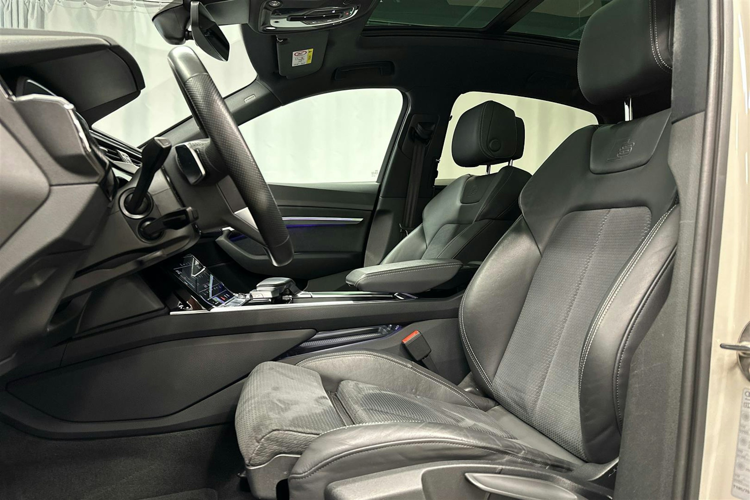 beige Audi e-tron 2022 kuva 24.