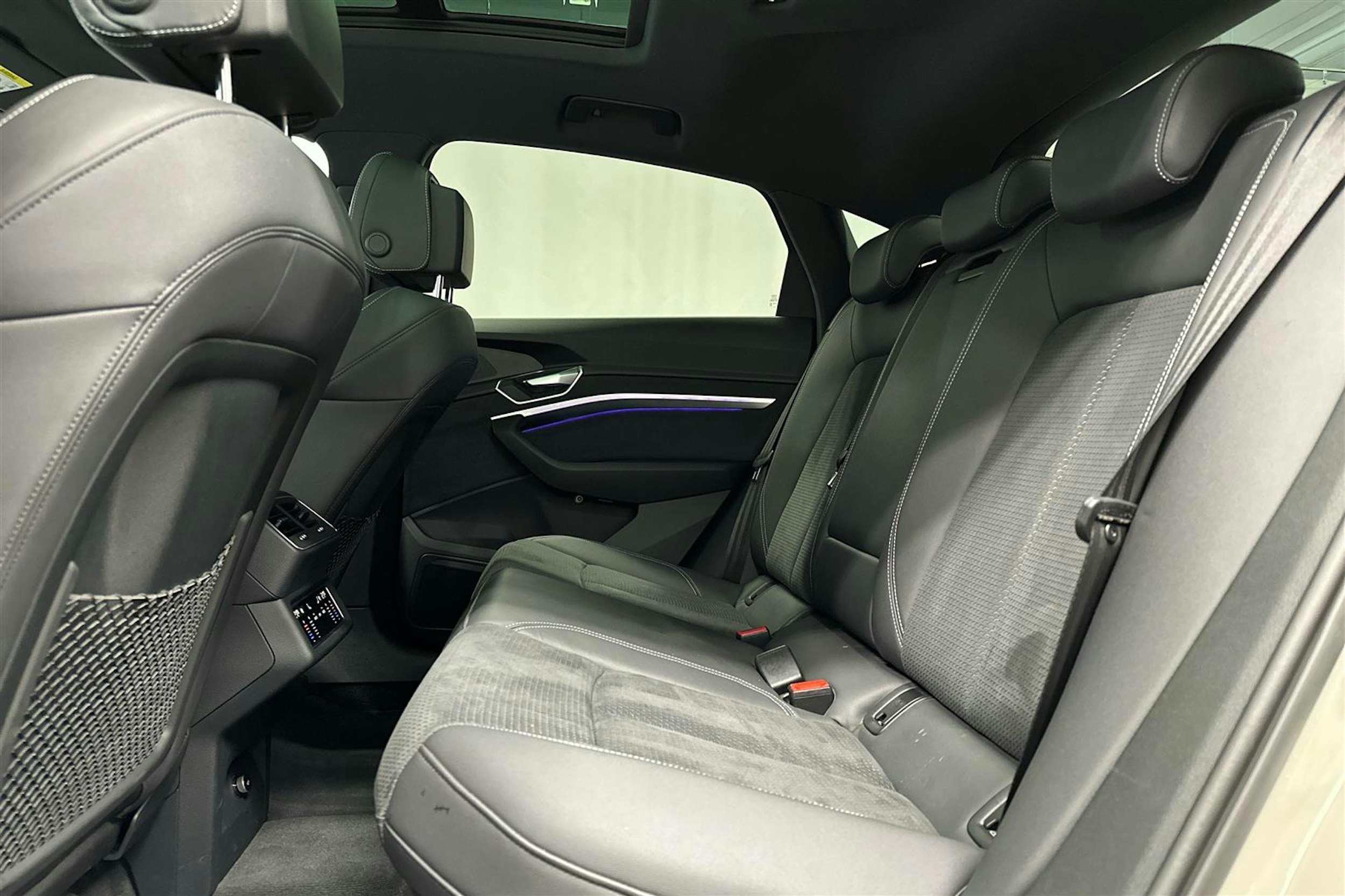 beige Audi e-tron 2022 kuva 25.