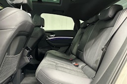 beige Audi e-tron 2022 kuva 25.