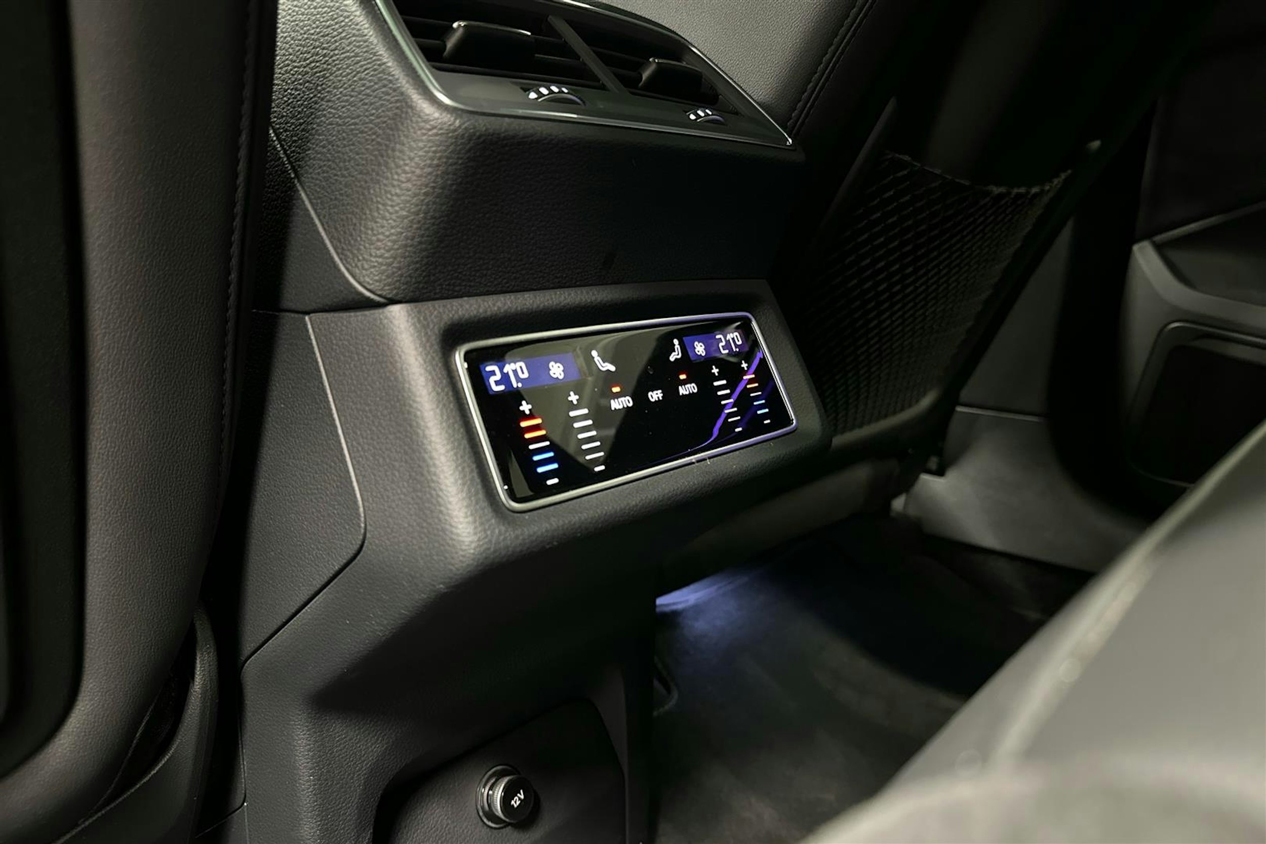 beige Audi e-tron 2022 kuva 26.