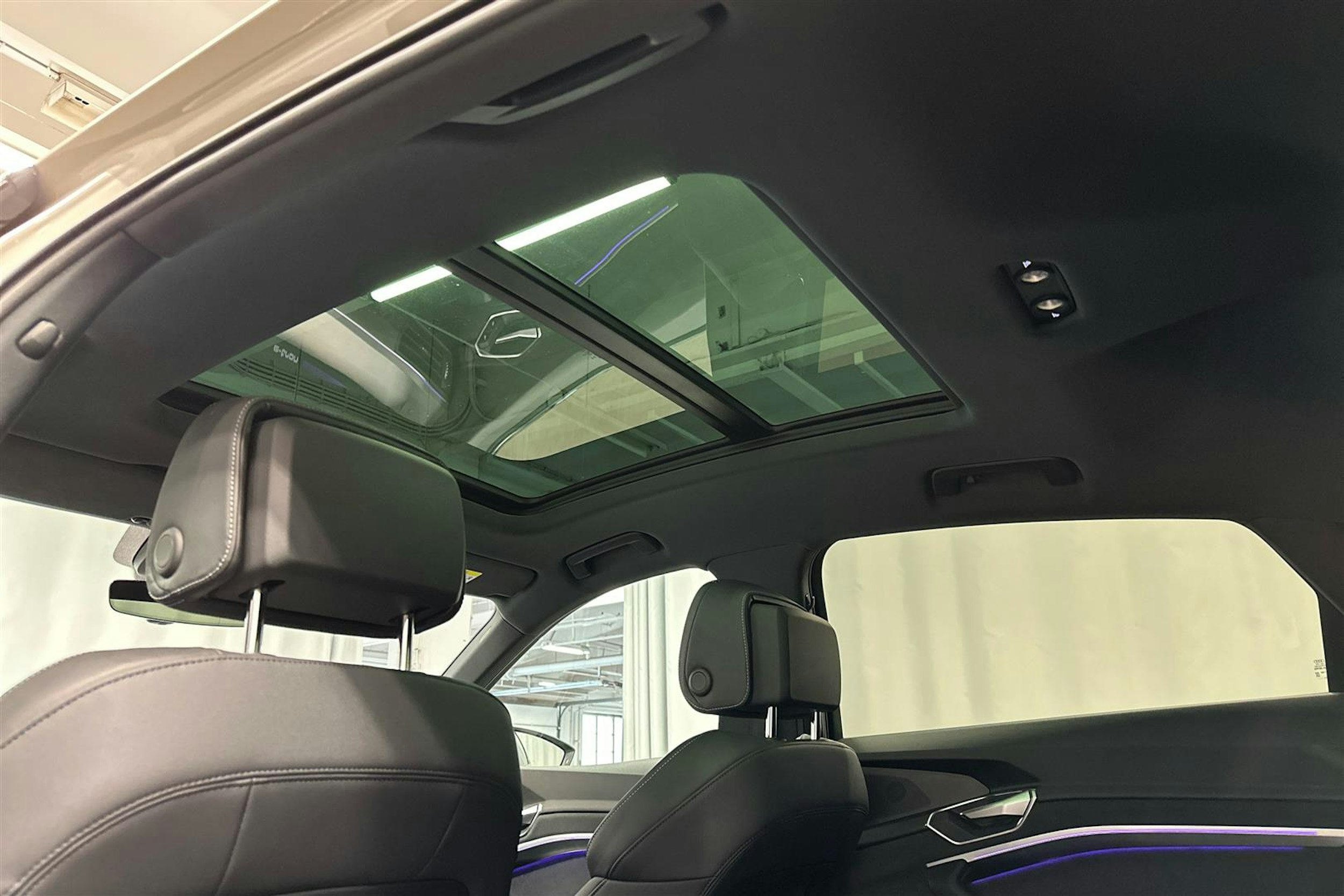 beige Audi e-tron 2022 kuva 27.