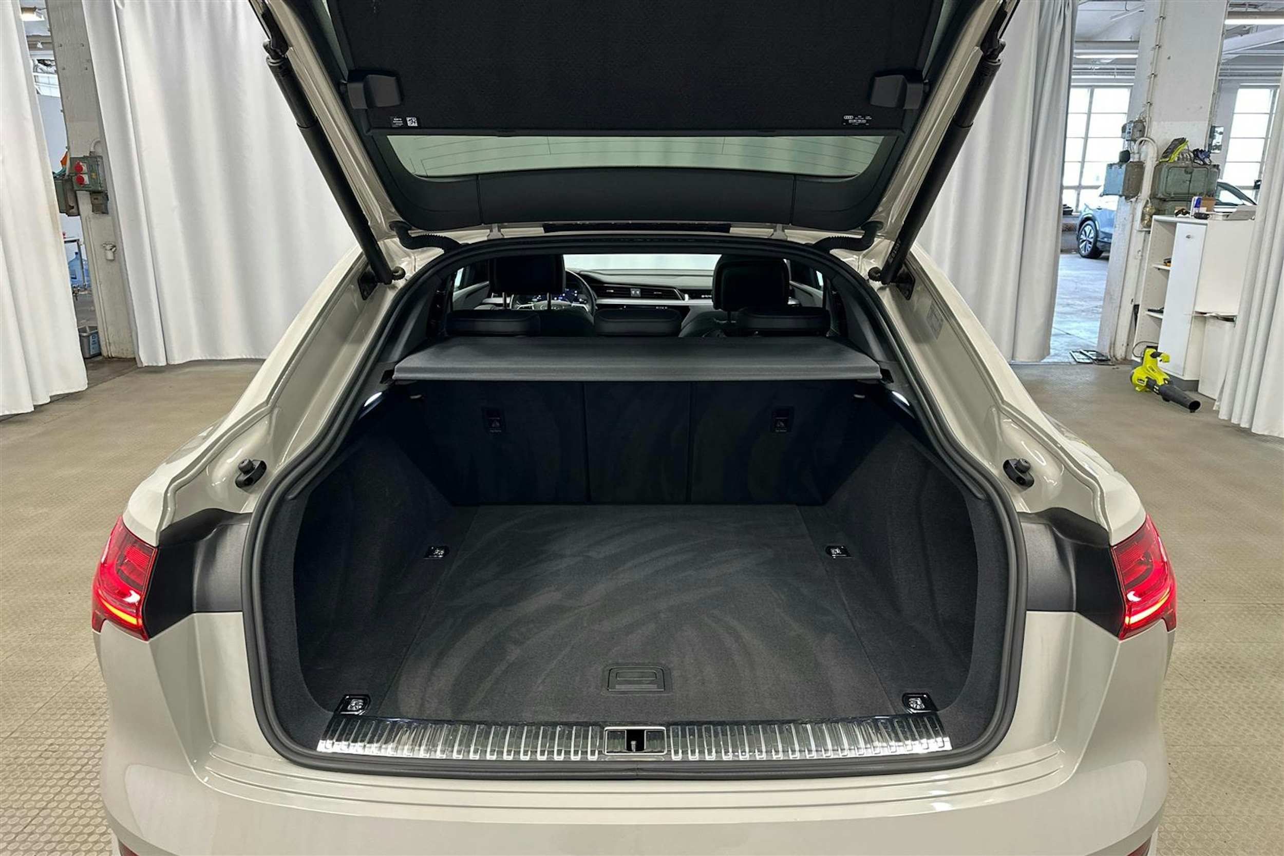 beige Audi e-tron 2022 kuva 28.