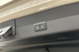 beige Audi e-tron 2022 kuva 29.