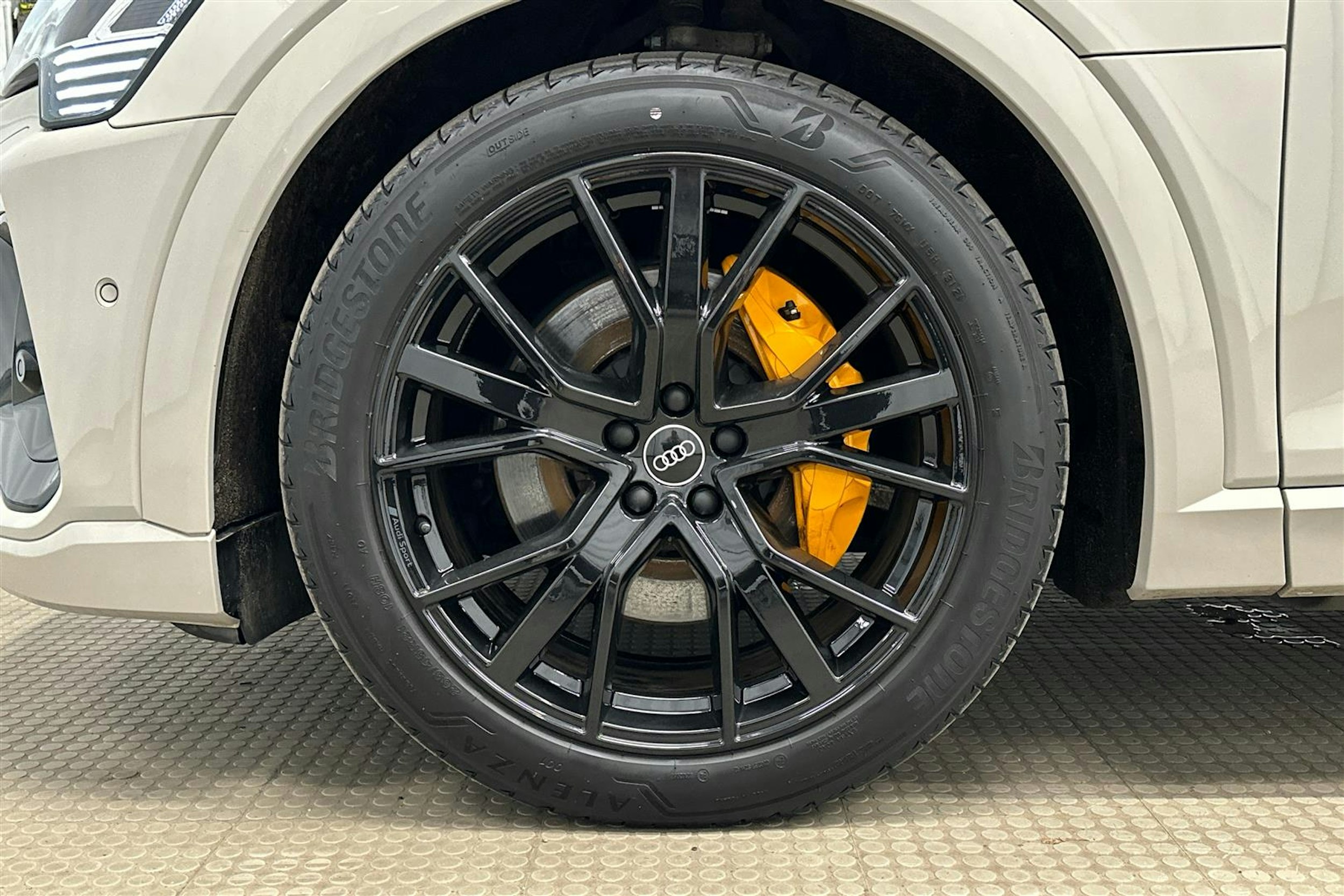 beige Audi e-tron 2022 kuva 31.