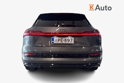 harmaa Audi e-tron 2022 kuva 3.