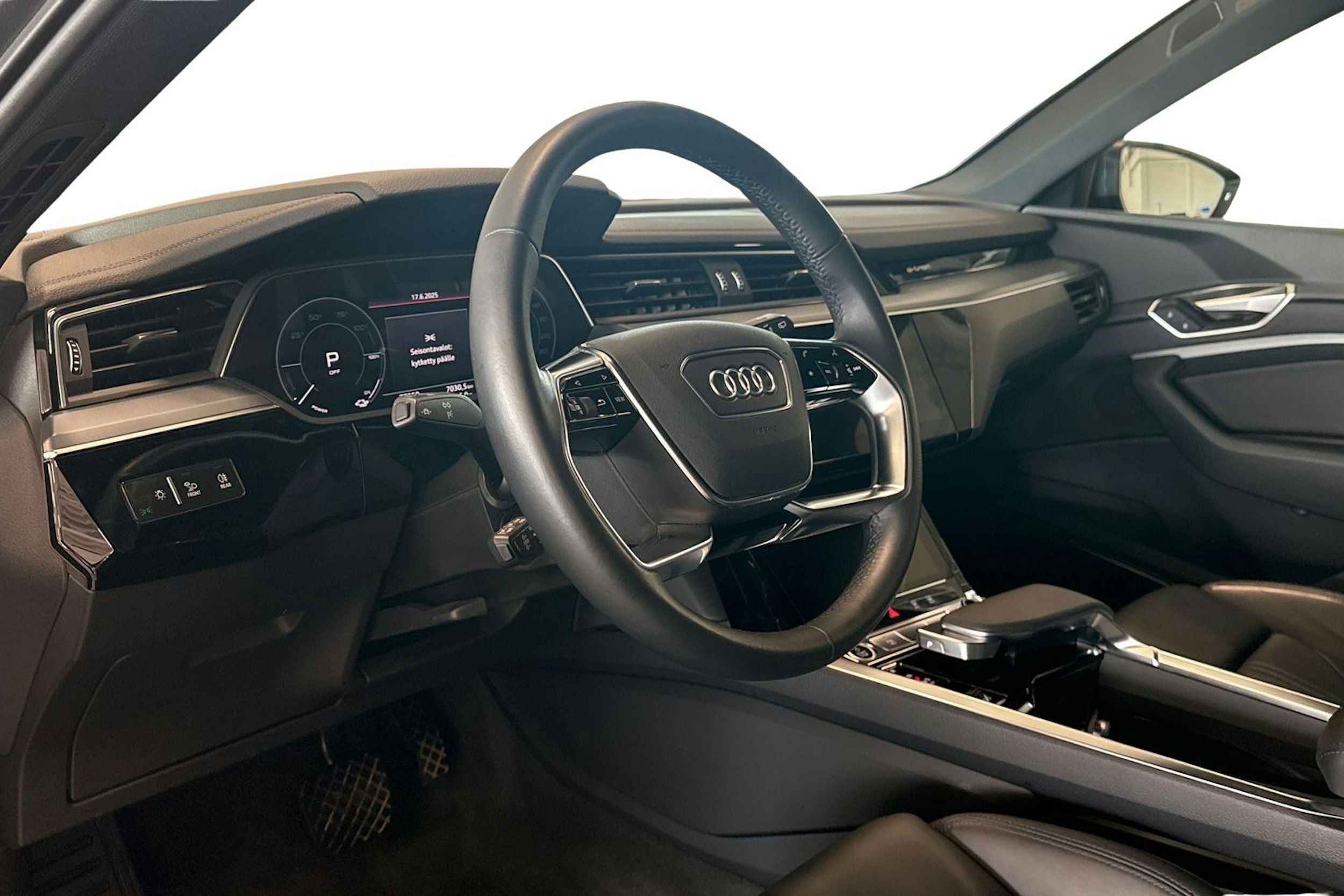 harmaa Audi e-tron 2022 kuva 7.