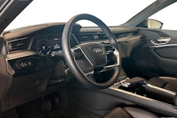 harmaa Audi e-tron 2022 kuva 7.