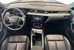 harmaa Audi e-tron 2022 kuva 9.