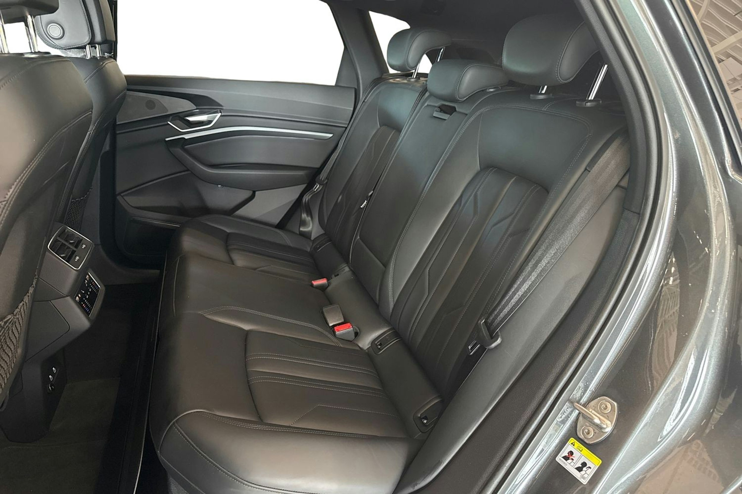 harmaa Audi e-tron 2022 kuva 10.