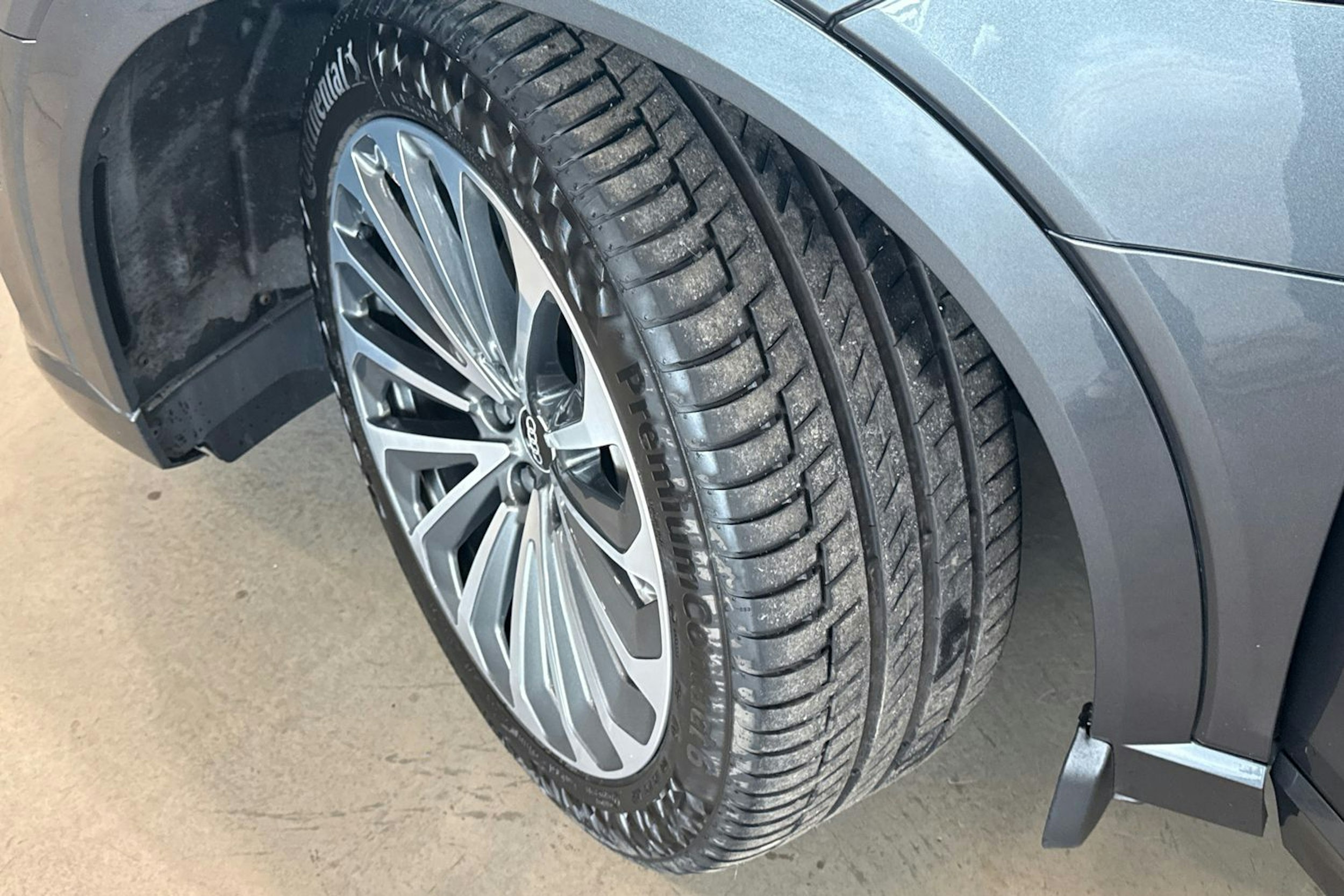 harmaa Audi e-tron 2022 kuva 13.