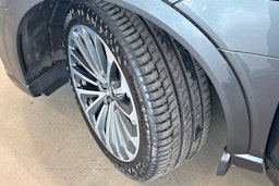 harmaa Audi e-tron 2022 kuva 13.