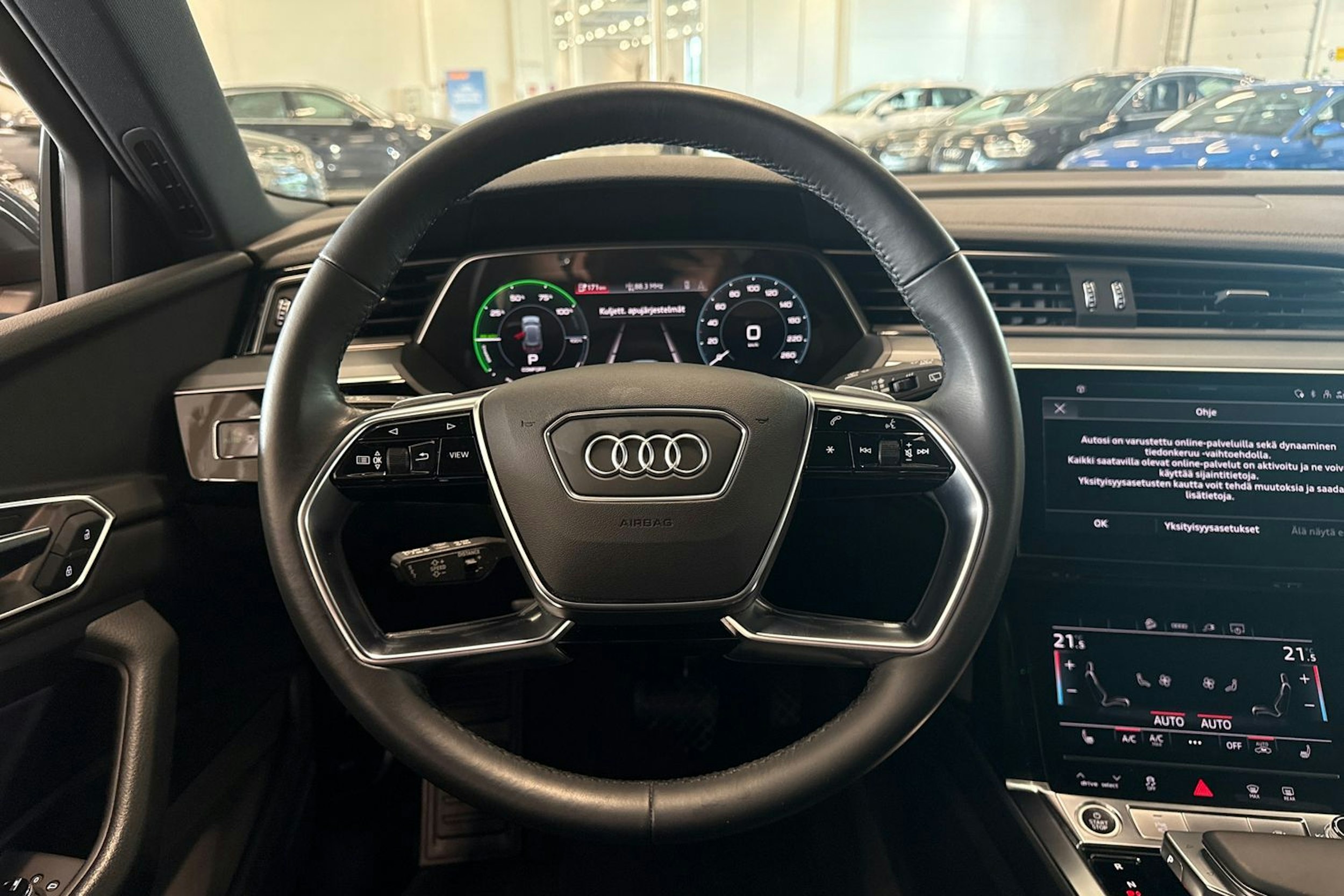 harmaa Audi e-tron 2022 kuva 14.
