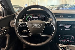 harmaa Audi e-tron 2022 kuva 14.