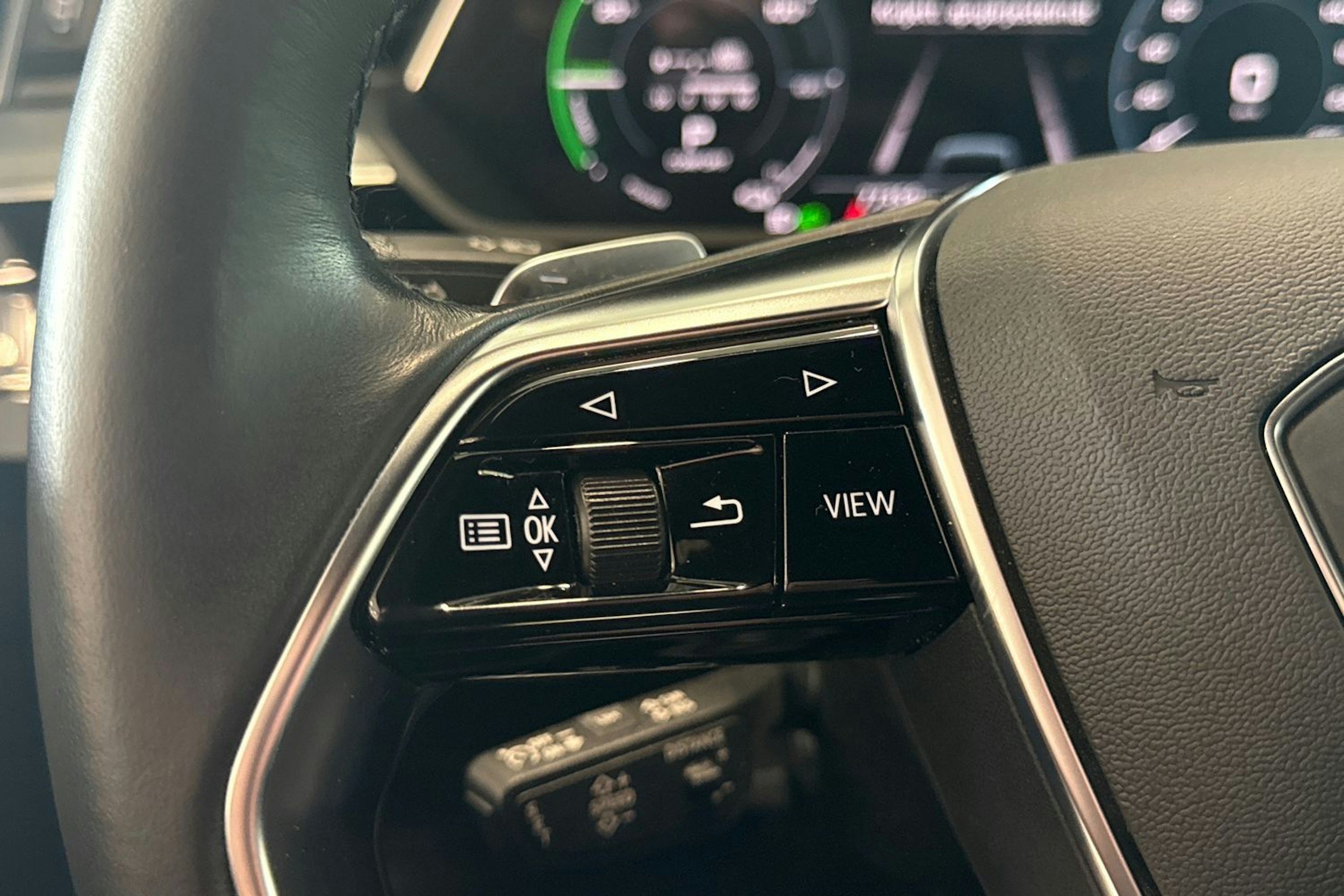 harmaa Audi e-tron 2022 kuva 15.