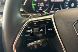 harmaa Audi e-tron 2022 kuva 15.