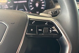 harmaa Audi e-tron 2022 kuva 16.