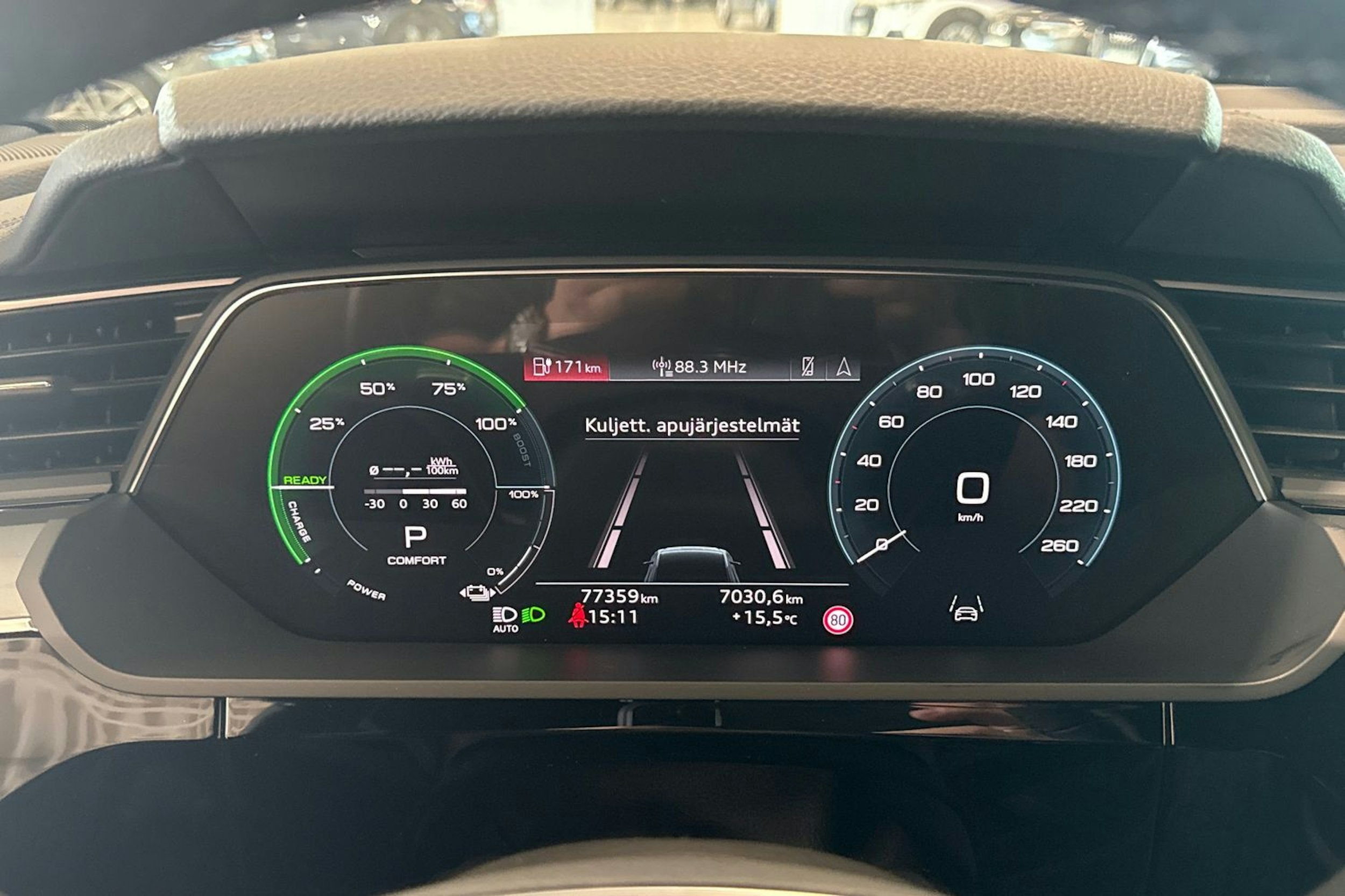 harmaa Audi e-tron 2022 kuva 18.