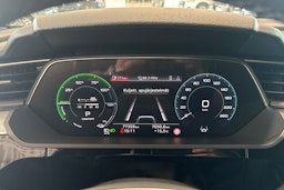 harmaa Audi e-tron 2022 kuva 18.