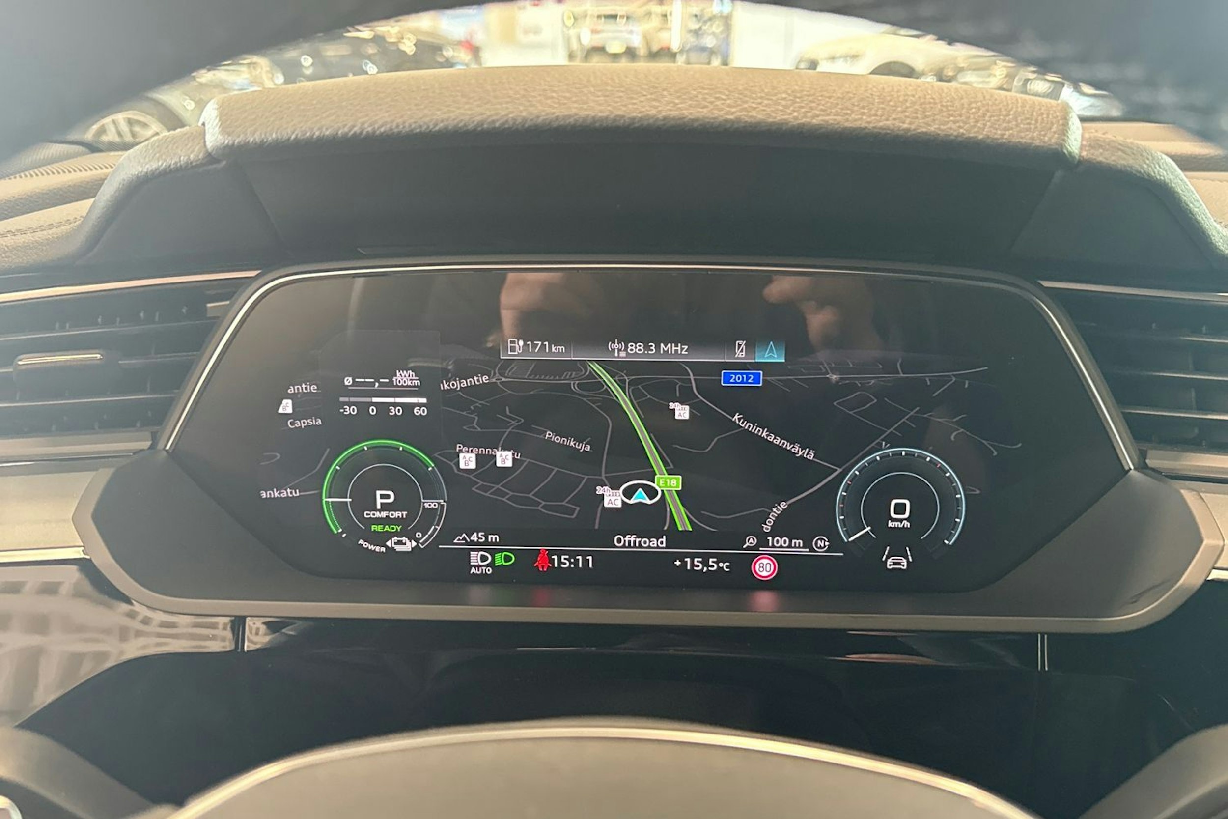 harmaa Audi e-tron 2022 kuva 19.