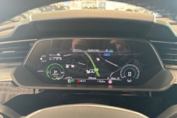 harmaa Audi e-tron 2022 kuva 19.