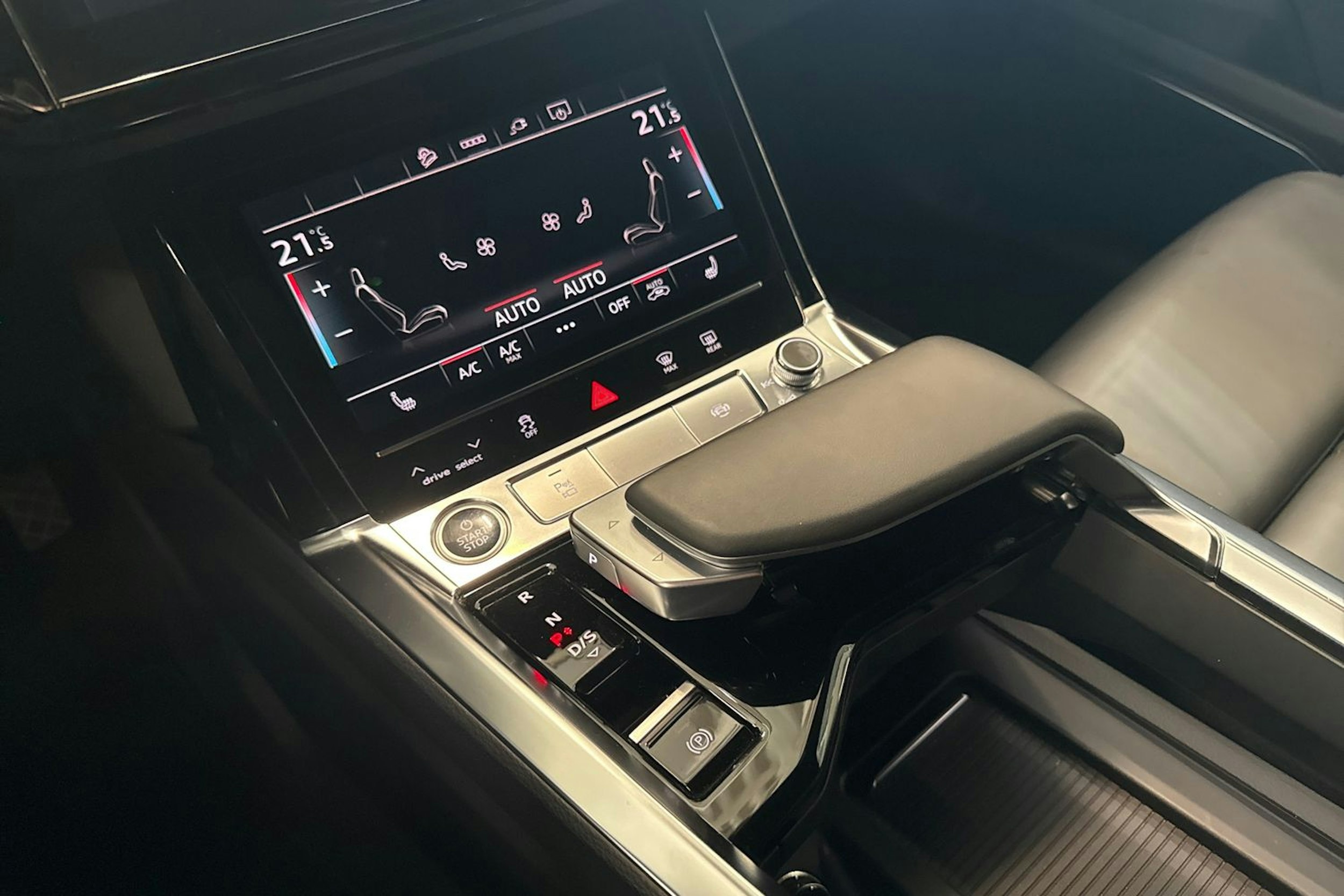 harmaa Audi e-tron 2022 kuva 20.