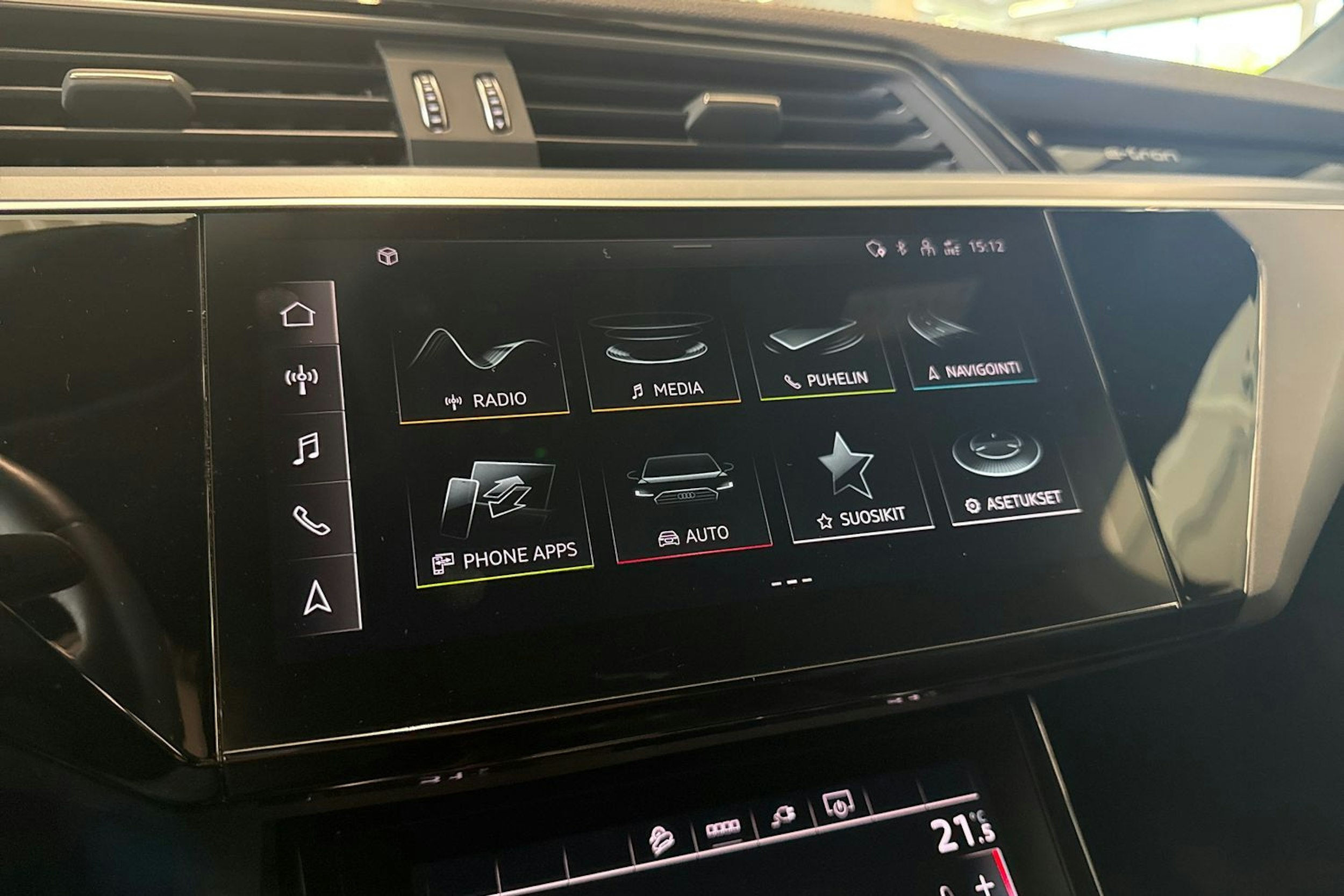 harmaa Audi e-tron 2022 kuva 21.