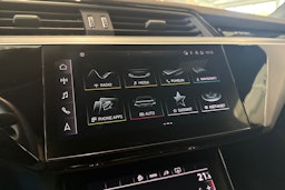 harmaa Audi e-tron 2022 kuva 21.