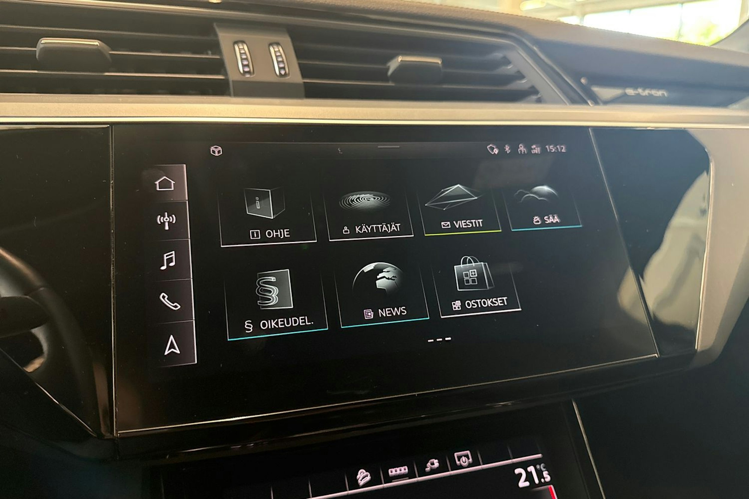 harmaa Audi e-tron 2022 kuva 22.
