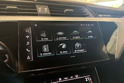 harmaa Audi e-tron 2022 kuva 22.