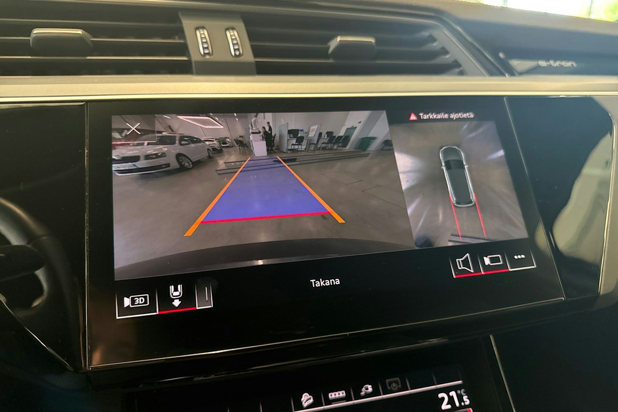 harmaa Audi e-tron 2022 kuva 23.
