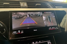 harmaa Audi e-tron 2022 kuva 23.