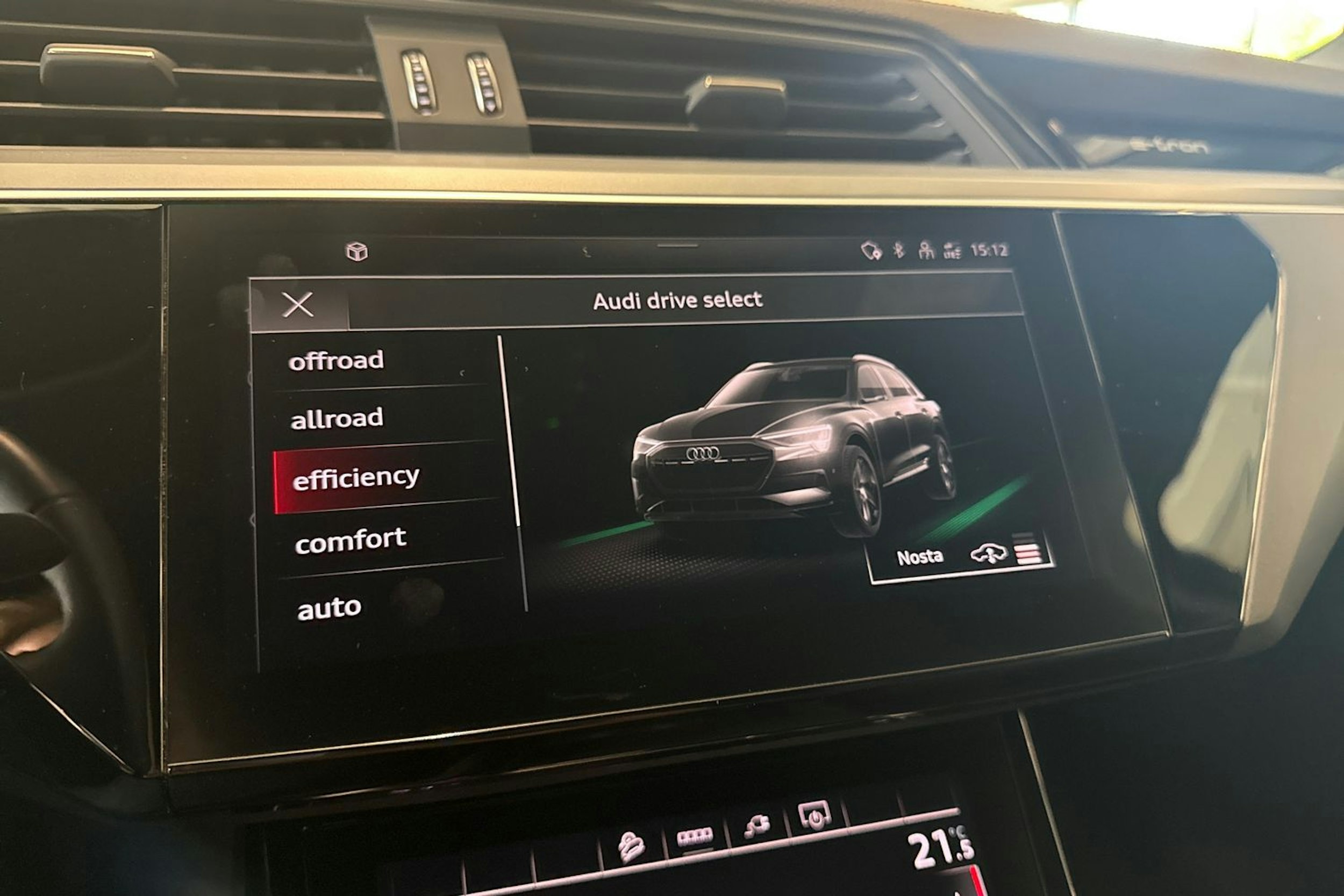 harmaa Audi e-tron 2022 kuva 24.