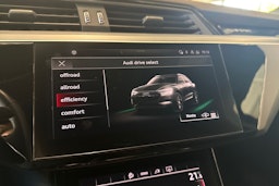 harmaa Audi e-tron 2022 kuva 24.