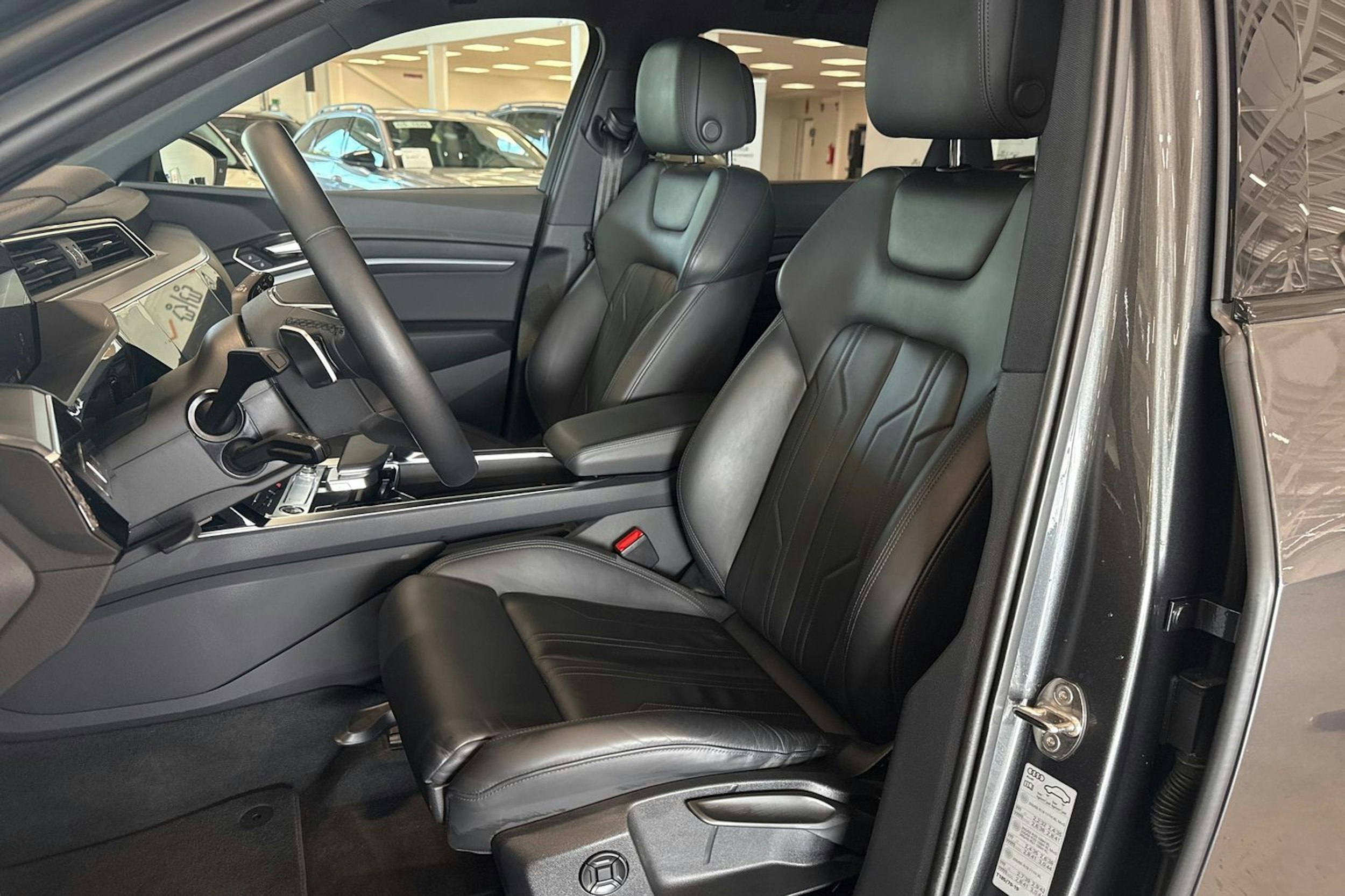 harmaa Audi e-tron 2022 kuva 25.