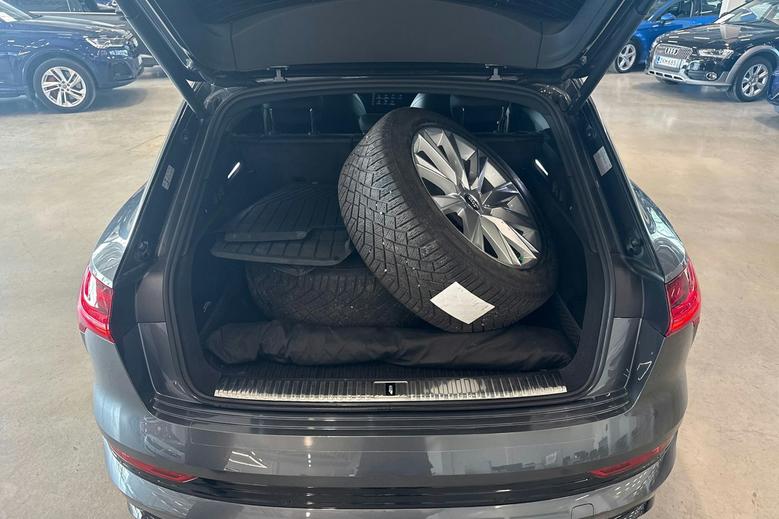 harmaa Audi e-tron 2022 kuva 27.